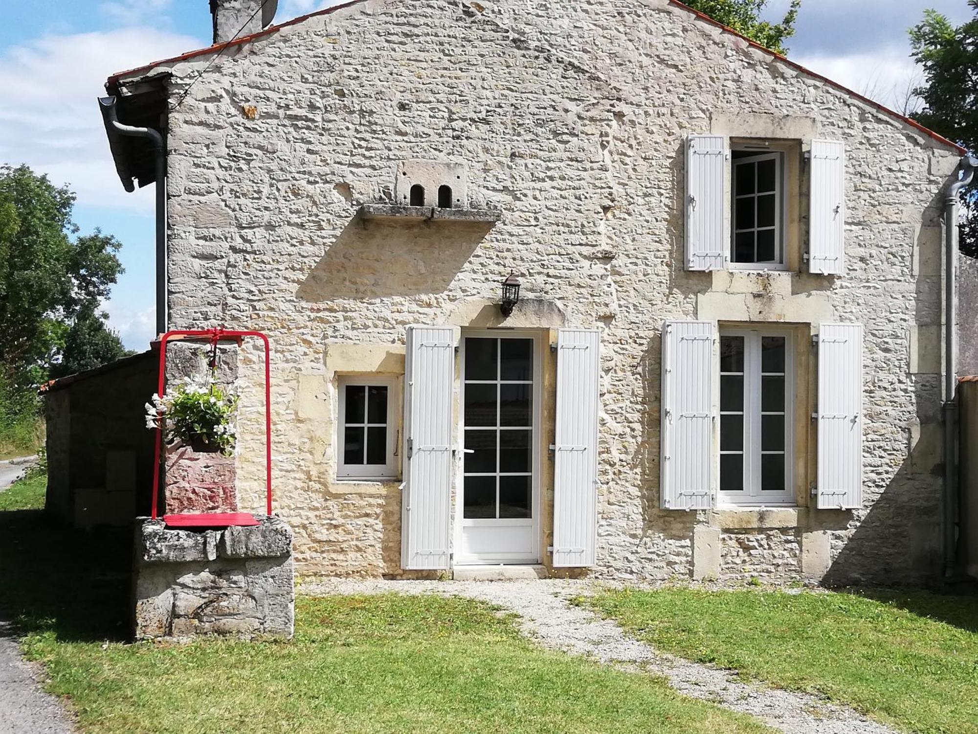 La Petite Maison Matha Exterior photo